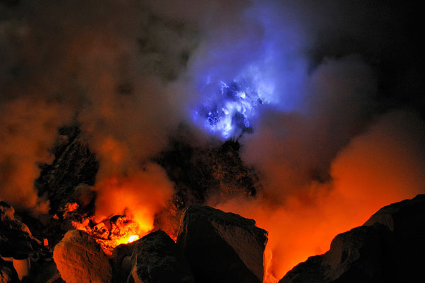 สวยสะพรึง ลาวาฟ้าคราม ภูเขาไฟ Kawah-Ijen ความงามในระดับหลอมละลาย