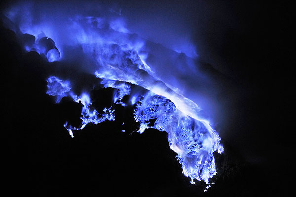 สวยสะพรึง ลาวาฟ้าคราม ภูเขาไฟ Kawah-Ijen ความงามในระดับหลอมละลาย