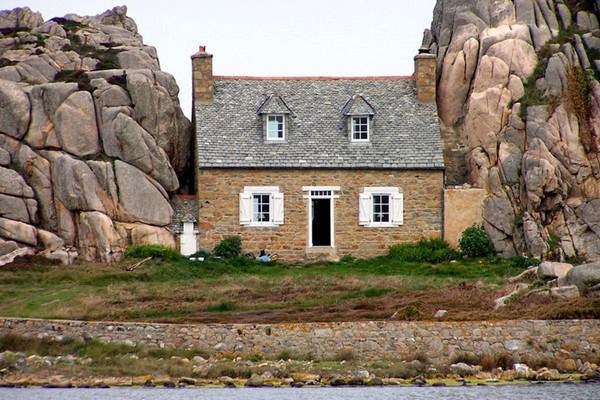 บ้านกลางหิน Castle Meur ประเทศฝรั่งเศส สวยแกร่งกลางทะเลไม่เกรงพายุ 