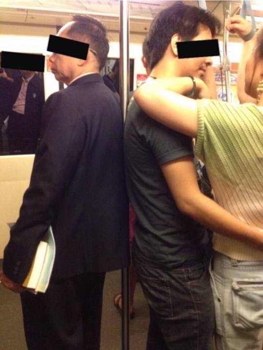 มารยาทบนรถไฟฟ้า มารยาท bts กฏระเบียบ bts ภาพขำๆ bts ภาพตลก bts ที่กินbts ที่เที่ยวbts ที่พักbts ห้ามพิงเสา ผู้โดยสารพิงเสา เสานี้ไม่ว่าง เสาหน้านะน้อง facebook bts facebook รถไฟฟ้า