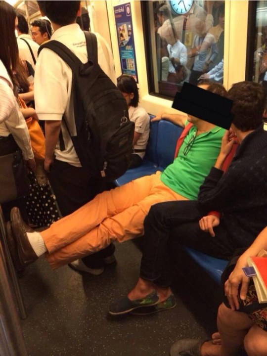 มารยาทบนรถไฟฟ้า มารยาท bts กฏระเบียบ bts ภาพขำๆ bts ภาพตลก bts ที่กินbts ที่เที่ยวbts ที่พักbts ห้ามพิงเสา ผู้โดยสารพิงเสา เสานี้ไม่ว่าง เสาหน้านะน้อง facebook bts facebook รถไฟฟ้า