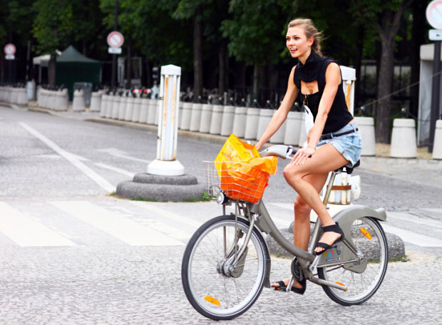 ชุดแฟชั่นขี่จักรยาน Karlie Kloss กางเกงยีนส์ขาสั้น เสื้อแขนกุดสีดำ