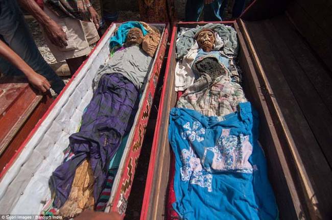 ใน Toraja พิธีกรรมตายสังคมมีความสำคัญมากกว่าพิธีกรรมอื่น ๆ รวมทั้งการเกิดและการแต่งงาน  ดังนั้นทำไมพิธีทำความสะอาดศพดังกล่าวเป็นส่วนใหญ่ของชีวิตที่นั่น