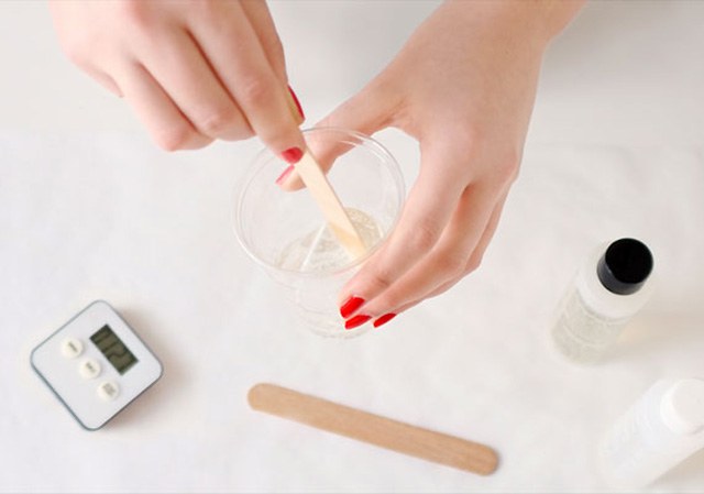 คนส่วนผสมเรซิ่นให้เข้ากัน / Mix the 2 mixtures together. 