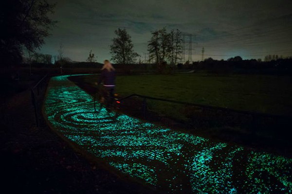 ปั่นจักรยาน ท่ามกลางเส้นทางเรืองแสง แห่งแรกของโลก เนเธอร์แลนด์