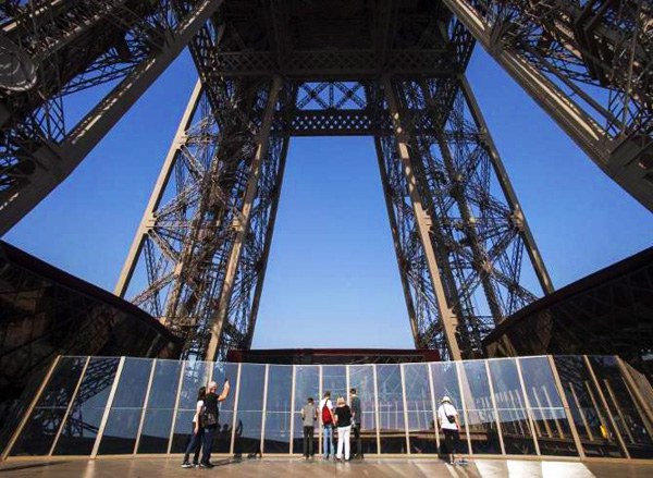 125 ปี หอไอเฟล ฝรั่งเศสร่วมเฉลิมฉลอง ปูพื้นกระจกใสบนจุดชมวิว 