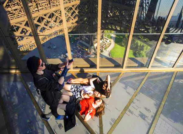 125 ปี หอไอเฟล ฝรั่งเศสร่วมเฉลิมฉลอง ปูพื้นกระจกใสบนจุดชมวิว 
