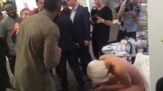 Usher ชาร์จแบตมือถือจากอวัยวะเพศหญิง