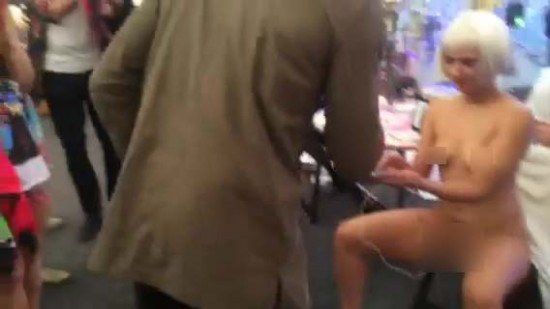 Usher ชาร์จแบตมือถือจากอวัยวะเพศหญิง