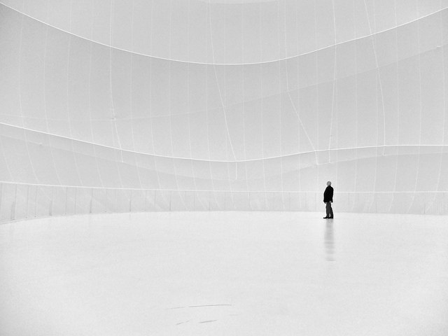 Lost in whiteness - Minimalism in Street Photography