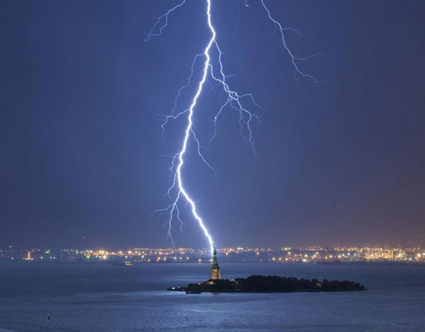 2-lightning-strikes-statue-