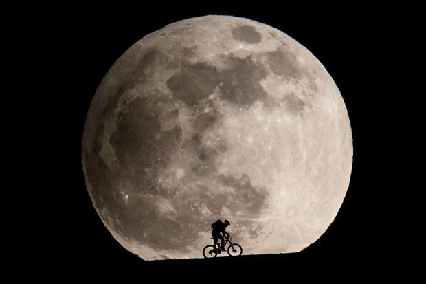 ภาพถ่าย Silhouettes กับ ดวงจันทร์ดวงใหญ่ ด้วย เลนส์ 1200mm