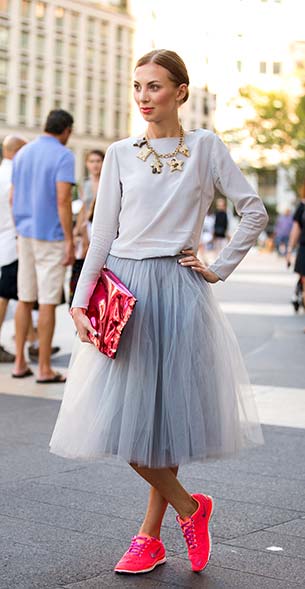 รองเท้าไนกี้ สีชมพู เสื้อแขนยาว สีเทา กระโปรงตูตู