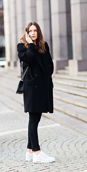 รองเท้า Nike กระเป๋า Chanel เสื้อโค้ท Miu Miu กางเกงยีนส์ Miu Miu