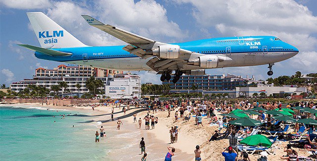 ชายหาดแห่งนี้จะทำให้คุณได้สัมผัสเครื่องบินที่กำลังลงจอดในระยะประชิด!!