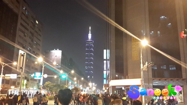 4.ผู้คนเริ่มทยอย รอชมความสวยงาม Countdown ย่านตึก Taipei 101