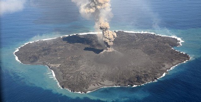 ปรากฏการณ์สุดทึ่ง แม็กมาจากภูเขาไฟระเบิดจับตัวจนเกิด ‘เกาะใหม่’ ในญี่ปุ่น!!