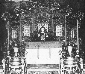 จักพรรดิปูยี ประทับบนบัลลัง ณ พระราชวังต้องห้าม ที่ปักกิ่ง ของจีน