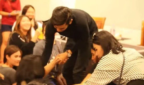 หล่อมาก! ฌอห์ณ จินดาโชติ สละที่นั่งให้แฟนคลับเป็นลม ยอมนั่งพื้นแทน (มีคลิป)