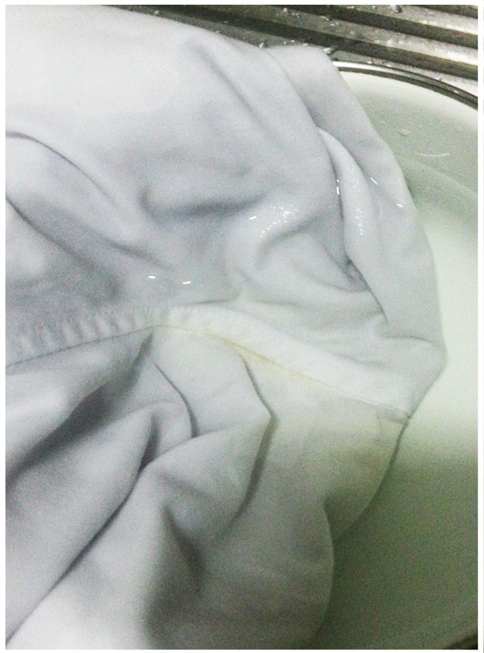 รอยคราบเหลืองตรงจุ๊กกุแร้ที่เสื้อ วันนี้.jpg รอยคราบเหลืองตรงจุ๊กกุแร้ที่เสื้อ วันนี้.jpg