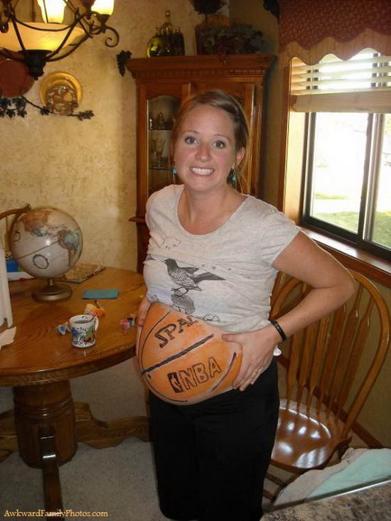 awkward-pregnancy-portraits-25