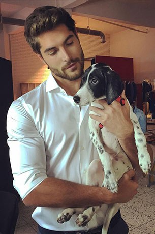 ผู้ชายกับน้องหมา