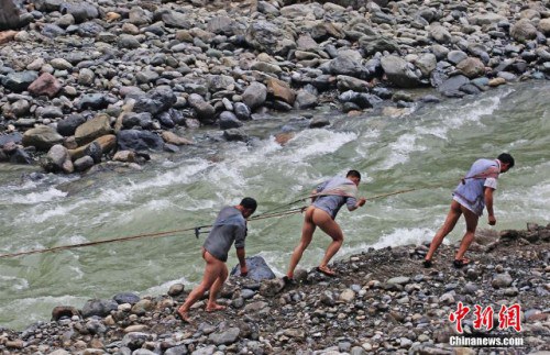 1429686571_half-naked-boat-guys