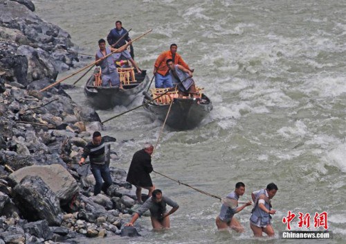 1429686665_half-naked-boat-guys4