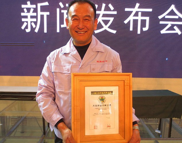 Record breaker: Uncle Teng is awarded the Shanghai Big World Jinisi Record for his 30,000 selfies with passengers