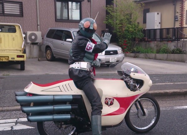 สุดเจ๋ง! หนุ่มญี่ปุ่น แต่งไอ้มดแดง ช่วยตำรวจจับคนเมาแล้วขับ