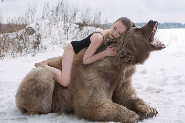 2 นางแบบถ่ายรูปแนบชิดหมีรัสเซีย