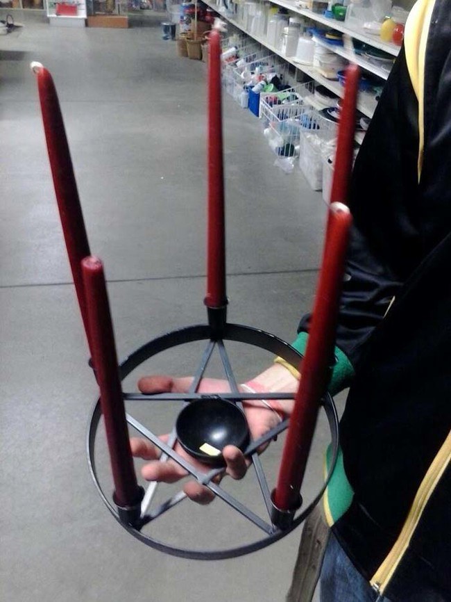 เมื่อคุณกำลังมองหาข้อตกลงเกี่ยวกับอุปกรณ์พิธีกรรมซาตาน ...