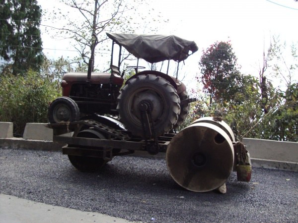 2.นวัตกรรมใหม่ รถแทรคเตอร์+รถบดถนน