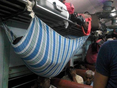 17. การนอนแบบชิลๆ บนรถไฟ