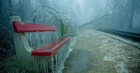 เมื่อเมืองถูกปกคลุมไปด้วย &ldquo;เกร็ดน้ำแข็ง&rdquo; ทำให้ภาพออกมาคล้ายวันสิ้นโลก! ลึกลับ สวยงาม