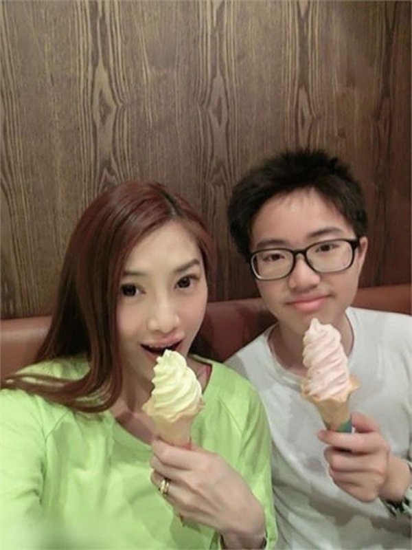 แม่หน้าเด็ก อายุ 41 กับลูกชายวัย 14