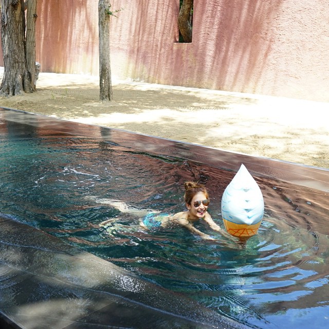 เนย โชติกา สลัดผ้าถ่ายหวิว รับอากาศร้อน แหล่มเว่อร์