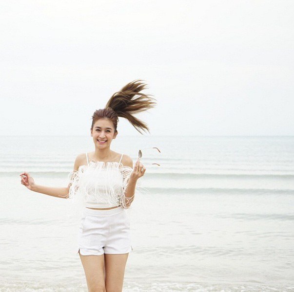 เนย โชติกา สลัดผ้าถ่ายหวิว รับอากาศร้อน แหล่มเว่อร์