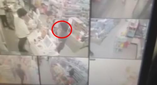 มวยเดือด!!โจ๋โชว์เก๋าถามเซเว่น 'มีตี..ขายไหม' แลกหมัดชุด-พนง.ซัดลงไปกอง (ชมคลิป)