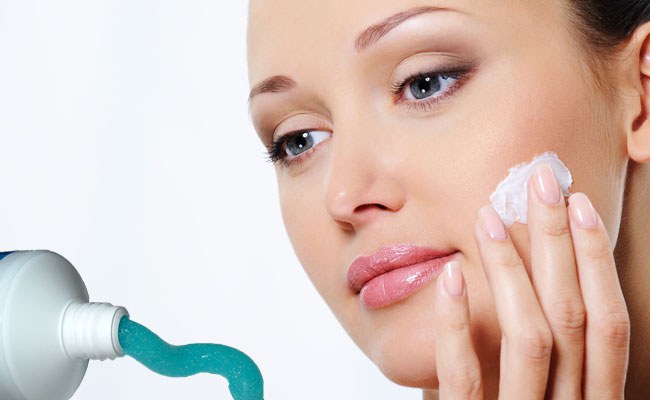 home-remedies-for-acne-apply-toothpaste