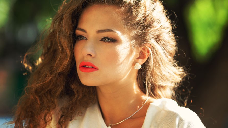 Beautiful-young-woman-with-gorgeous-curly-hair