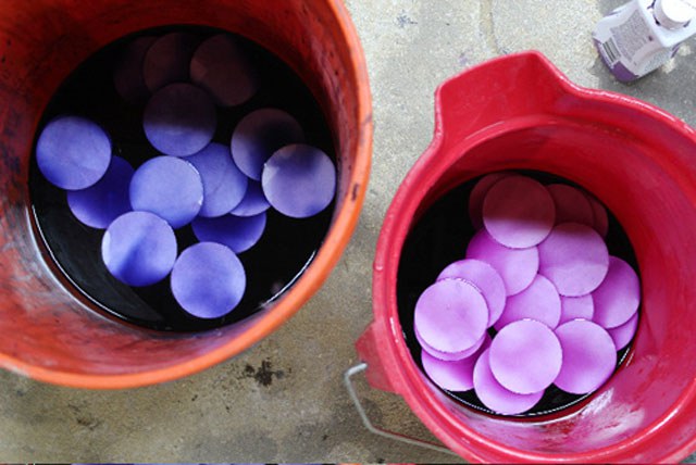 ย้อมสีกระดาษวงกลม Dyeing the the cut circles 