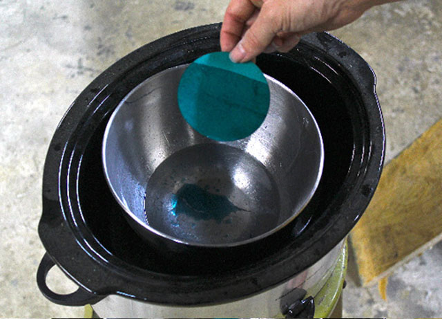 จุ่มกระดาษวงกลมลงในแวกซ์ Dip the circles into the wax