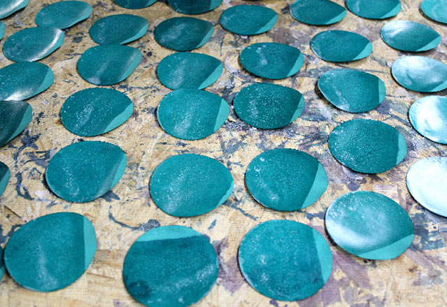 ผึ่งกระดาษวงกลมเคลือบแวกซ์ให้แห้ง Lay the circle on wax paper to dry