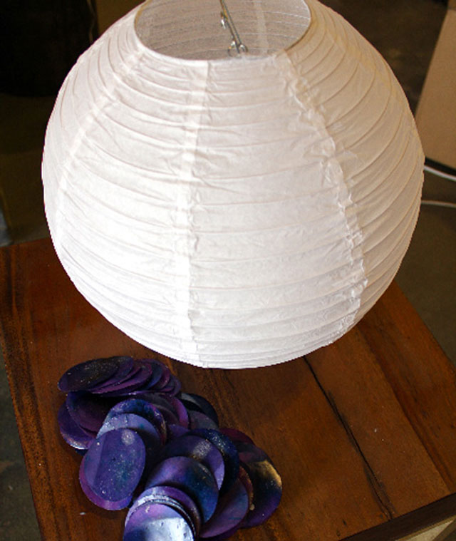 โคมไฟกระดาษสีขาว The white paper lantern