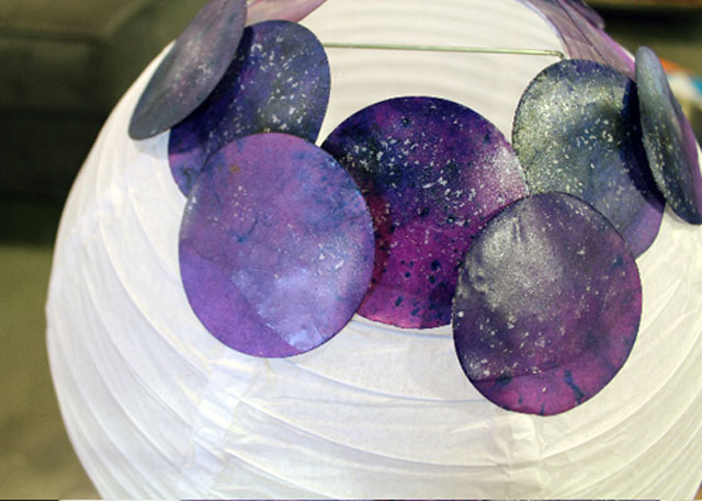 ติดกระดาษวงกลมเข้ากับโคมกระดาษ Add the circles to the paper lantern