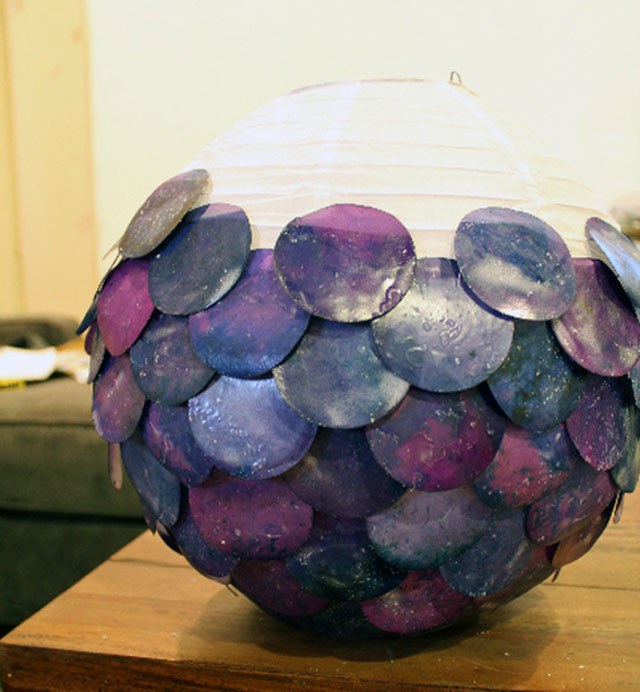 ติดกระดาษวงกลมเข้ากับโคมไฟกระดาษ Add the circles to the paper lantern