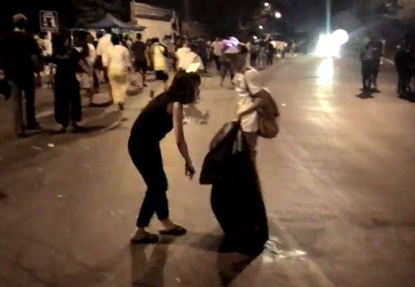 ชื่นชม! นทท.จีน ถือถุงดำตามเก็บขยะ ในประเพณีเดินขึ้นดอยสุเทพ (มีคลิป) ชื่นชม! นทท.จีน ถือถุงดำตามเก็บขยะ ในประเพณีเดินขึ้นดอยสุเทพ (มีคลิป)