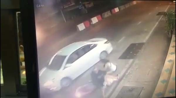 เก๋งปาดหน้าเสร็จไล่ชน จยย.หน้าร้านผักบุ้งลอยฟ้าพัทยา (มีคลิป)