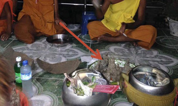 ชาวบ้านไปขุดจิ้งหรีดขายปกติ แต่กลับขุดเจอไหหิน 2 ใบ  แต่พอแกะออกมาดู ก็ต้องทึ่งไปทั้งหมู่บ้าน